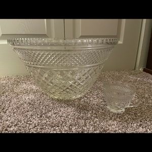 VINTAGE Anchor Hocking Punch Bowl with 17 cups